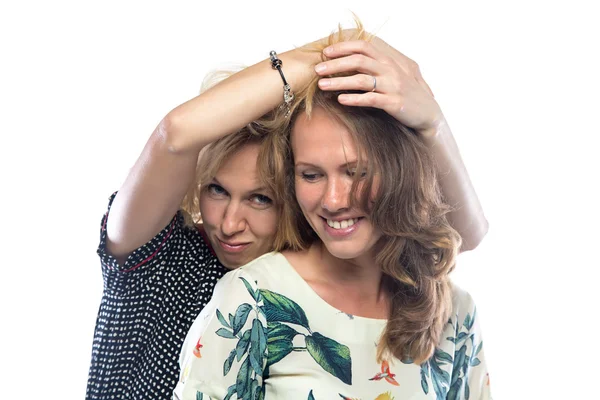 Dos mujeres rubias bromeando — Foto de Stock