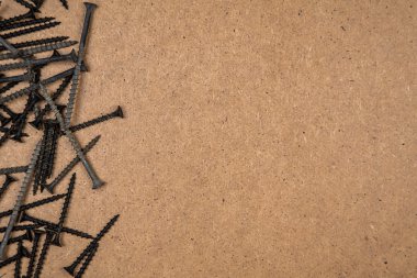 Hafif kahverengi karton üzerinde ağaç vidaları