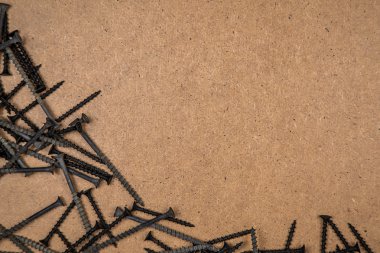 Sol ve alt siyah vidalar