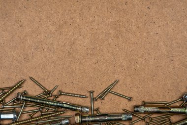 Altta altın vidalar