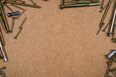 Sol ve sağ üstte altın vidalar