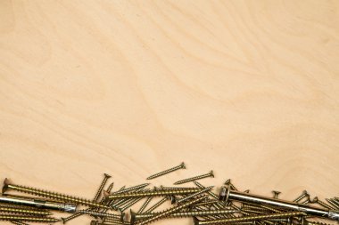 Altın vidaları altındaki tahta arka plan ile