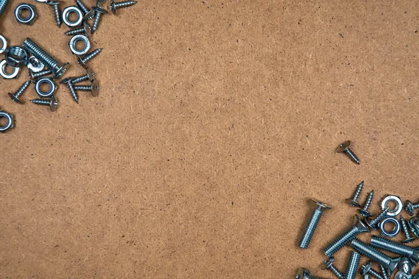 Tornillos y tuercas diagonalmente — Foto de Stock