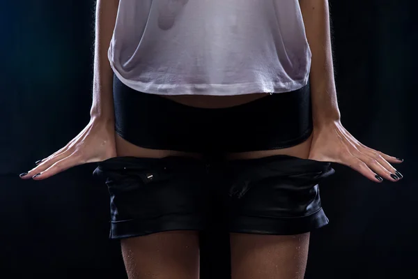 Роздягання мокрі шорти жінка — стокове фото