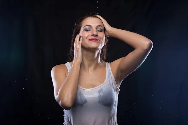 Mulher molhada em branco t-shirt tocando o cabelo — Fotografia de Stock