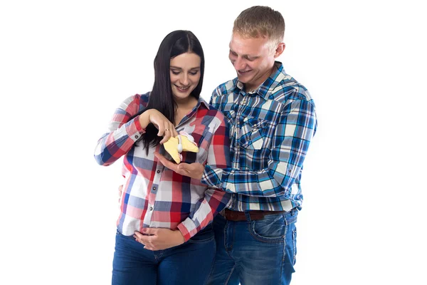 Mujer embarazada feliz y su marido — Foto de Stock