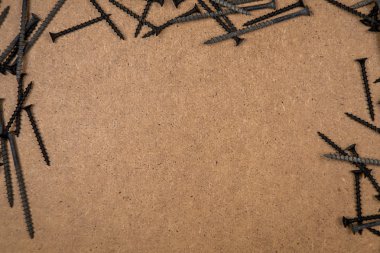 Ahşap plaka üzerinde vida