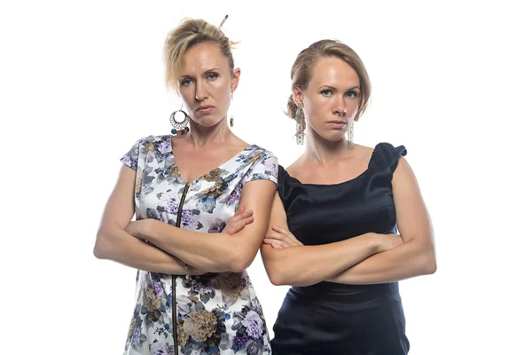 Portrait isolé de deux sœurs sérieuses sur blanc — Photo