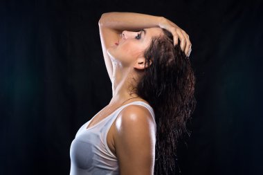 Beyaz t-shirt ararken ıslak kadın