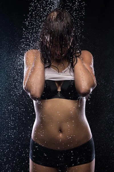 Mulher sexy em gotas de água — Fotografia de Stock