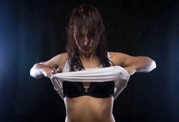 Sexy kobieta trzymając mokrego t-shirt — Zdjęcie stockowe