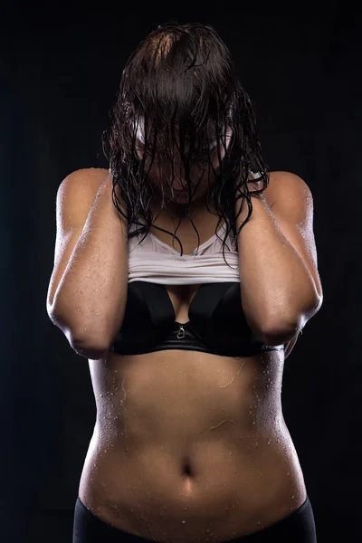 Sexy mujer en sujetador sosteniendo camiseta lookung abajo — Foto de Stock