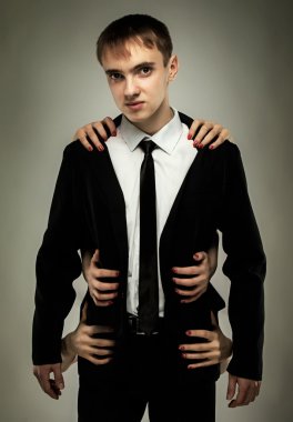 Altı kadın kolları olan genç adam