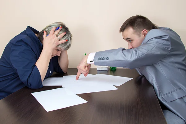 Twee mensen die zitten in office en thiking — Stockfoto