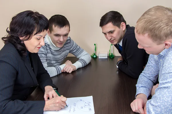 Fyra businessmans sitter i office — Stockfoto