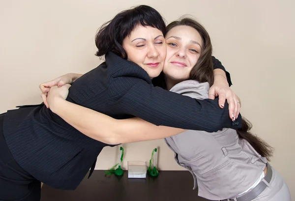 Twee zakelijke vrouwen zitten in kantoor — Stockfoto