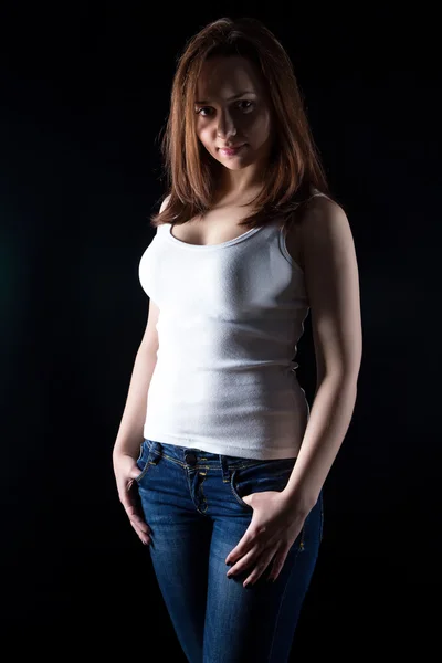 Jonge brunette vrouw in wit vest — Stockfoto