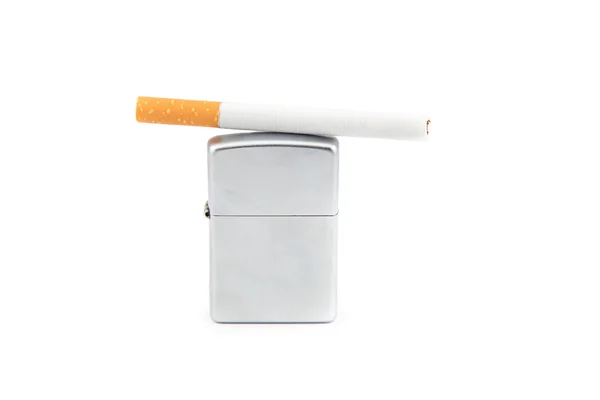 Αναπτήρας και τσιγάρων σε άσπρο φόντο — Φωτογραφία Αρχείου