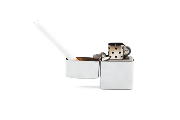 Cigarro e isqueiro no fundo branco — Fotografia de Stock
