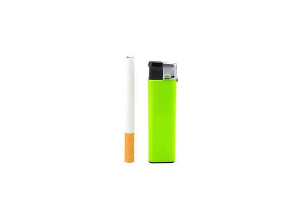 Briquet vert et cigarette sur blanc — Photo