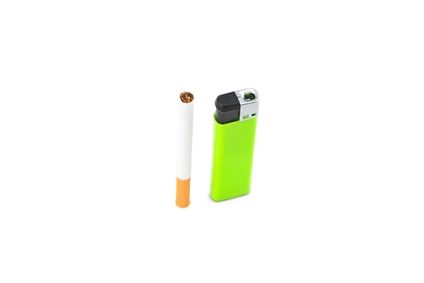 Cigarette et feu vert sur blanc — Photo