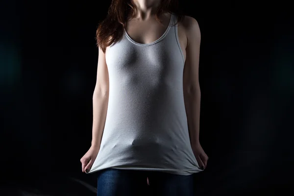 Corpo donna con t-shirt al buio — Foto Stock