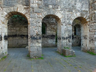 Doku eski kilise kalıntıları