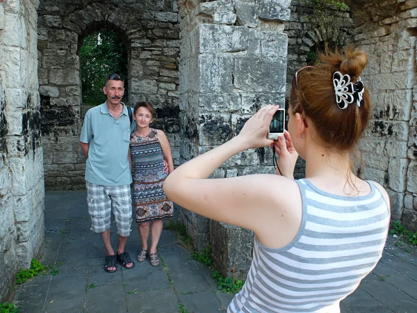 Touristen machen Foto in Ruinen — Stockfoto