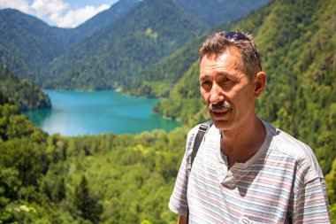 Gülümseyen kıdemli turist uzağa arıyorsunuz