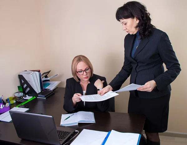 Business woman giving a report to the boss — Stock Photo, Image