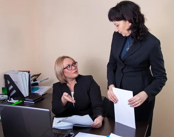 Businesswoman giving a report to boss — Stock Photo, Image