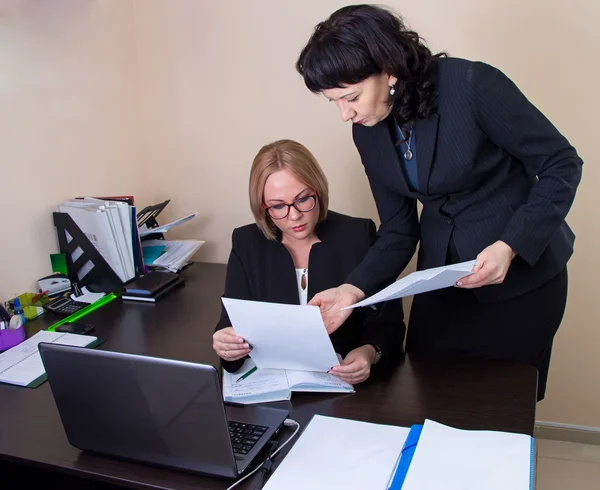 Affärskvinna ger en rapport till basa — Stockfoto