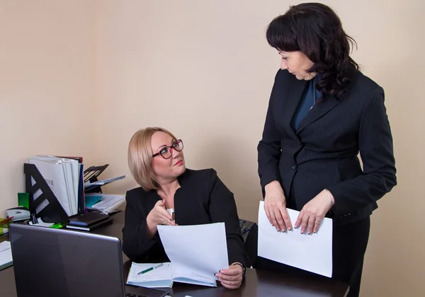 Business woman giving report to the boss — Stock Photo, Image