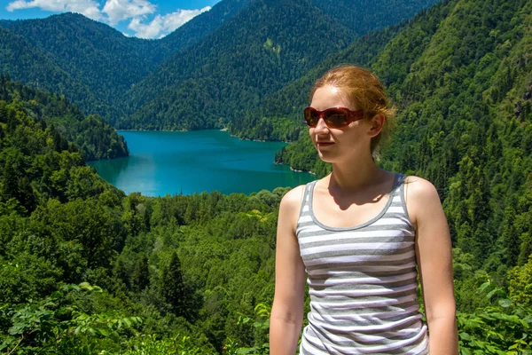 Souriant jeune touriste détournant les yeux — Photo