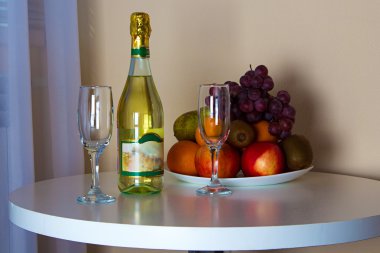 Şişe ve bardak masanın üzerine