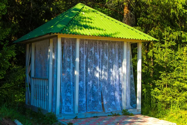 Bower pequeño verano con cortinas —  Fotos de Stock