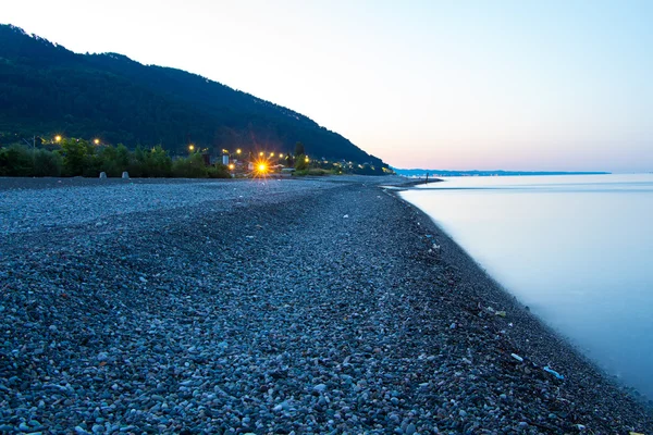 Côte avec montagnes dans la nuit — Photo