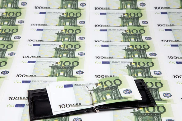 Konsistens av hundra euro och öppnade plånboken — Stockfoto