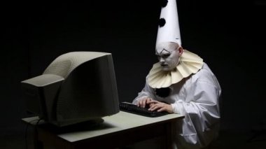 Kızgın Kullanıcı klavyede yazarak