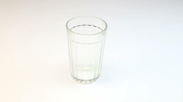 Verre vide à facettes, vidéo de rotation 