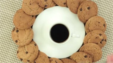 Yulaf ezmeli kurabiye, kaşık ve bardak kahve