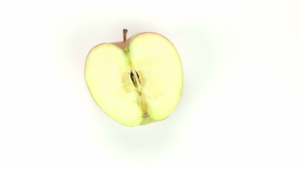 Nakrájené jablko - izolované na bílém pozadí — Stock video