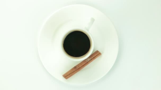 Kopje koffie met kaneel — Stockvideo