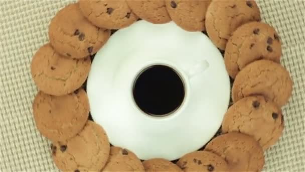 Cookies en kopje koffie — Stockvideo