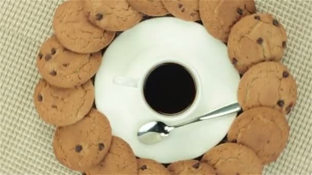 Galletas, cuchara y taza de café — Vídeo de stock