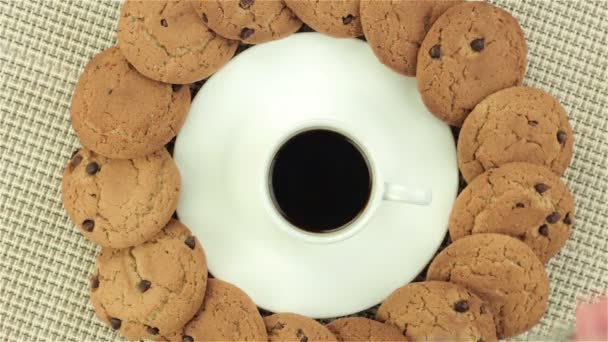 Havermout cookies, lepel en kopje koffie — Stockvideo