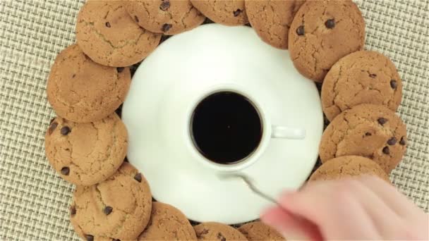 Mezclar café y tomar galletas — Vídeo de stock