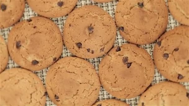 Вращение печенья на салфетке — стоковое видео