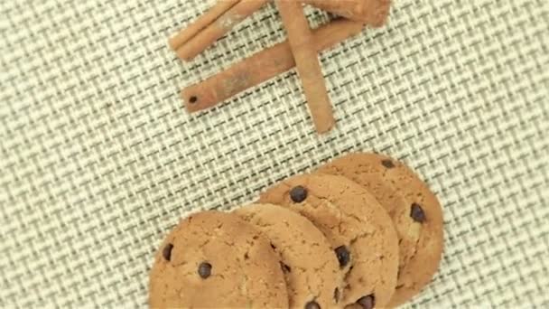 Galletas y canela en servilleta — Vídeos de Stock