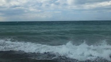 Bulutlu günde dalgalar deniz